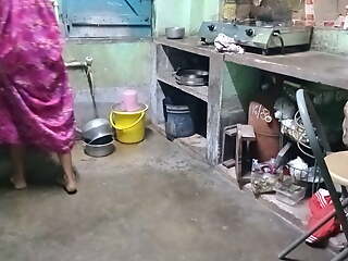 Indian bengali maid cookhouse pe kam kar rahi thi moka miltahi maid ko jabardasti choda malik na.