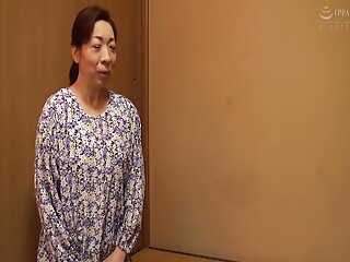 M607G06 A mature woman who runs a dry shop in Kisarazu in Chiba alone.