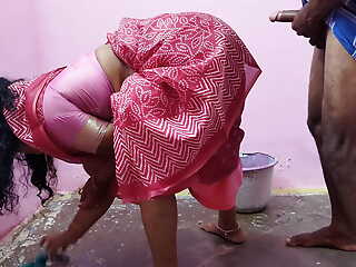 Mature aunty was cleaning chum around yon annoy floor of chum around yon annoy house i undressed her and made her completely naked and had sex yon her