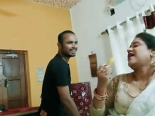 Beautiful Model Aunty One night stand sexual congress with delivery Boy!