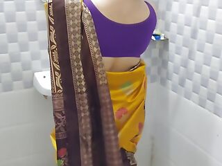 Yellow Saree Mein Apni ko Nahate Dekh Kr Raha Nahi Gya To Unko Bathroom Mein Hi Ghus Kar Tang Utha Kr Choda