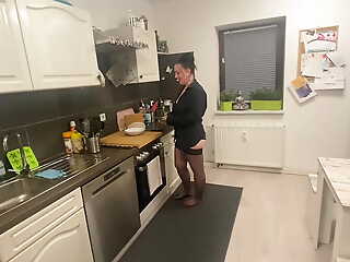 Kitchen fuck after Work and seduces