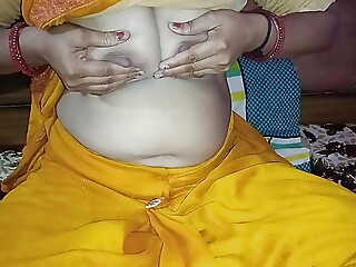 Indian desi milf ne apne boobs se milk nikal kar apne stepson ko pilaya aur chut ki khujli mitayi