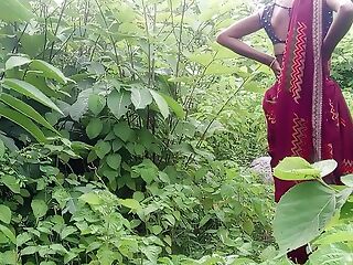 Indian desi village young married couple couldn't t have fun at home so had full fun on the jungle.