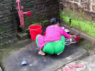 I suddenly behold my step aunty cleaning threads I went behind her and started fucking her ass