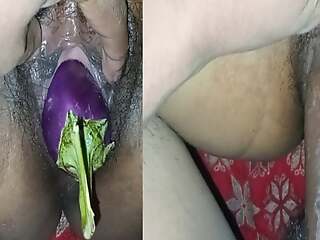 Tamil bhabhi&#039;s pussy was tight by penetrating the brinjal together with breaking the seal of the pussy, spasmodically fucked with a thick cock