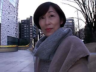 H077G02 A weaponless and clean 50-something mature woman with short hair appears in AV in search of a woman's pleasure!